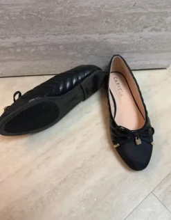 Schwarze Carvela Ballerinas mit Schleife & Golddetails