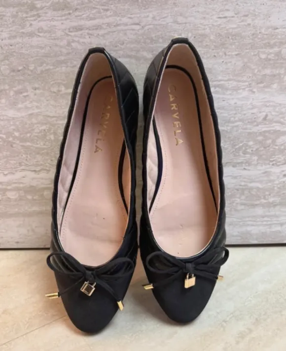 Schwarze Carvela Ballerinas mit Schleife & Golddetails