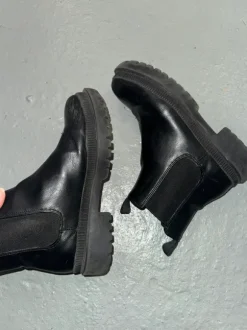Schwarze Chelsea Boots mit Profilsohle