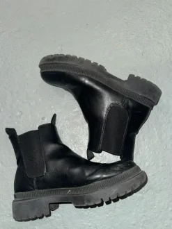 Schwarze Chelsea Boots mit Profilsohle