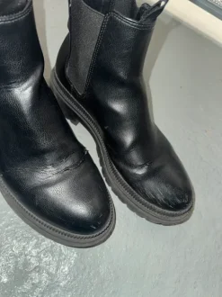 Schwarze Chelsea Boots mit Profilsohle