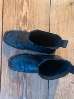 Schwarze eckige Boots