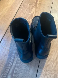 Schwarze eckige Boots