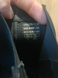 Schwarze eckige Boots
