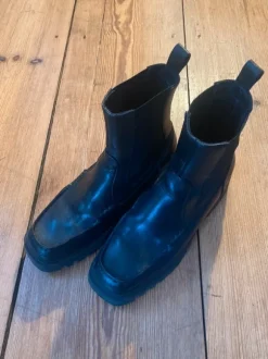 Schwarze eckige Boots