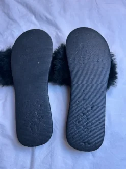 schwarze flauschige Pantoletten 40/41