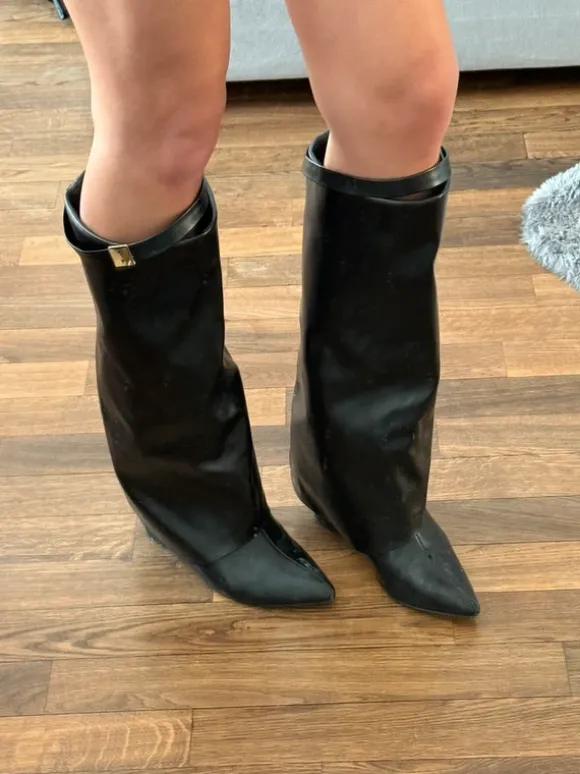 Schwarze Fold-over-Stiefel