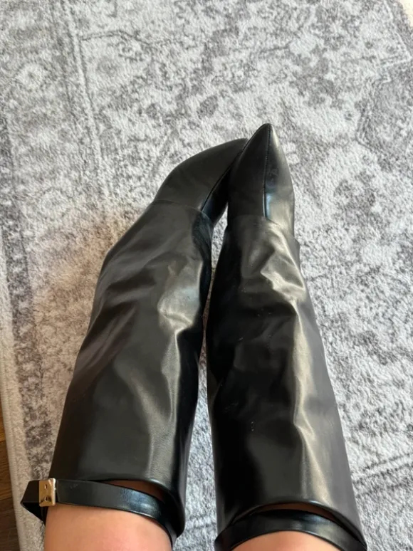Schwarze Fold-over-Stiefel