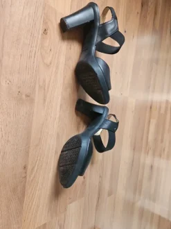Schwarze Geox