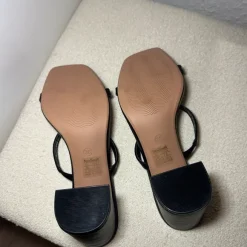 Schwarze Heels