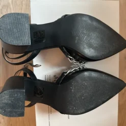 Schwarze High Heels mit Ketten-Detail