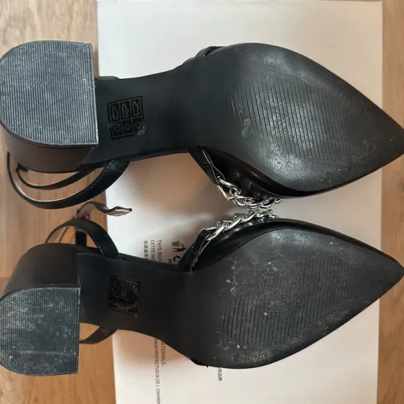 Schwarze High Heels mit Ketten-Detail