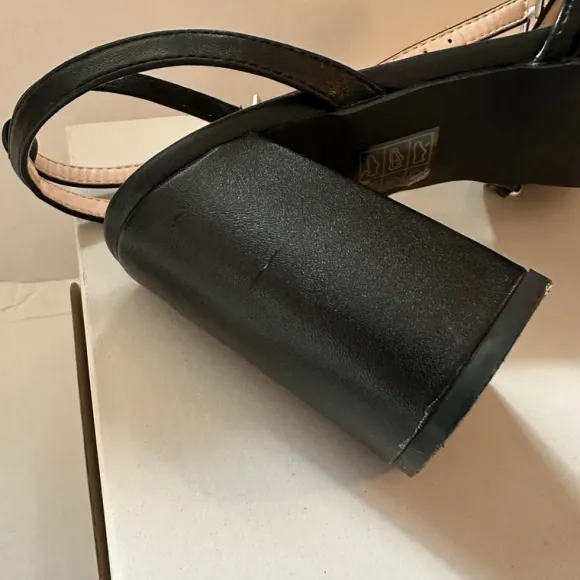 Schwarze High Heels mit Ketten-Detail