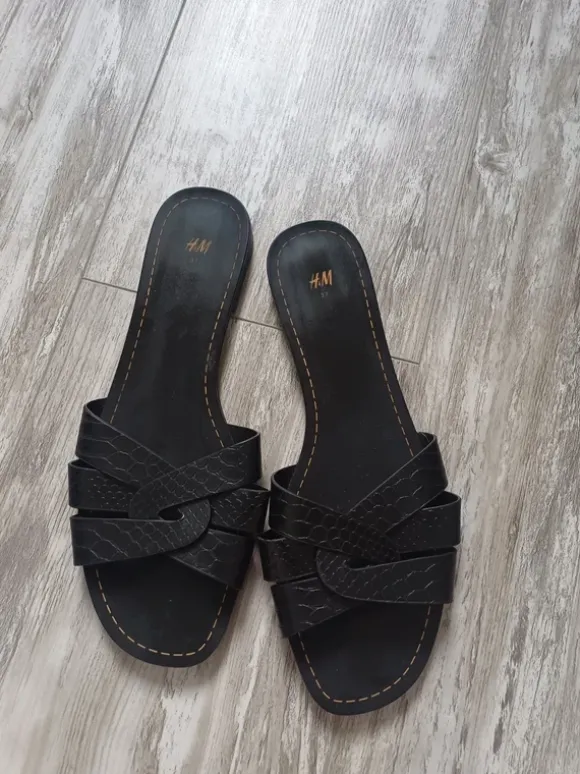 Schwarze H&M Pantolette mit Krokomuster