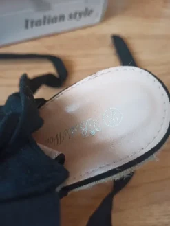 Schwarze Keilschuhe zum Schnüren.