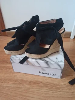 Schwarze Keilschuhe zum Schnüren.