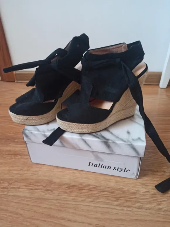 Schwarze Keilschuhe zum Schnüren.