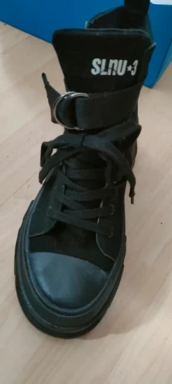 Schwarze knöchelhohe Schuhe