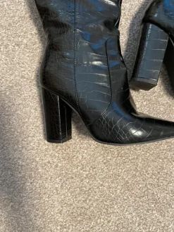 Schwarze Kroko-Stiefel