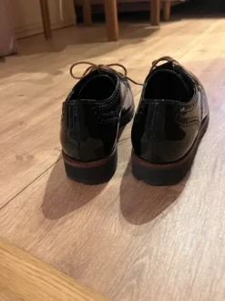 Schwarze Lackschuhe