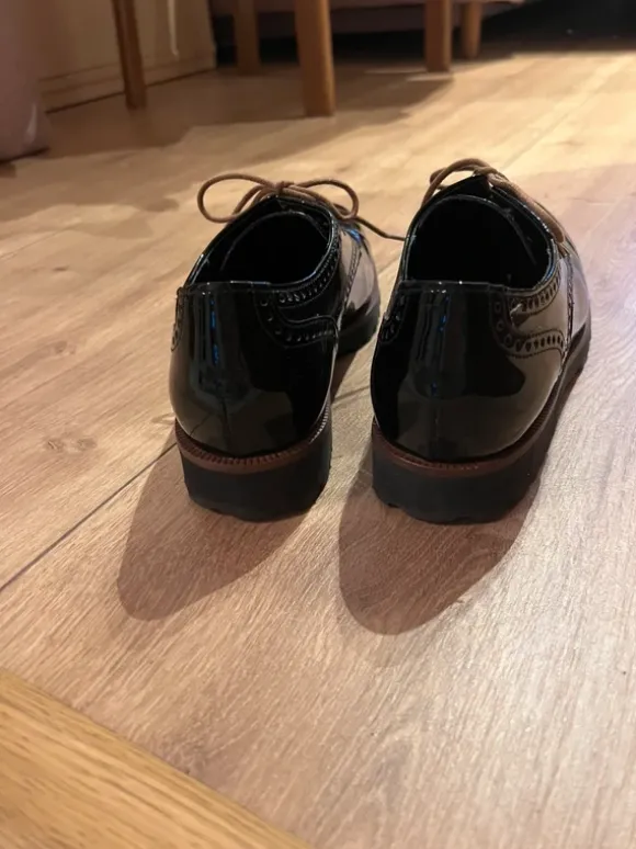 Schwarze Lackschuhe