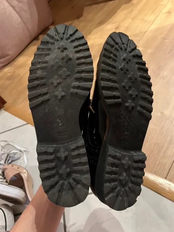 Schwarze Lackschuhe