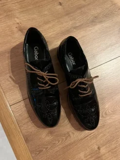 Schwarze Lackschuhe