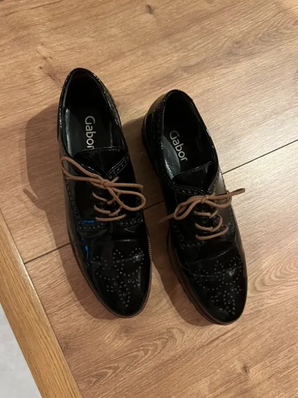 Schwarze Lackschuhe
