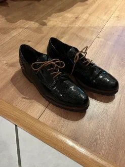 Schwarze Lackschuhe