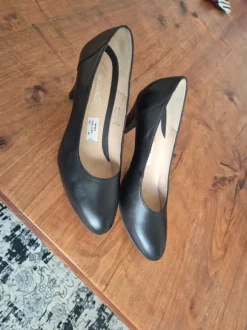 Schwarze Lederpumps von Bariello