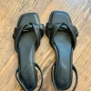 Schwarze Ledersandalen