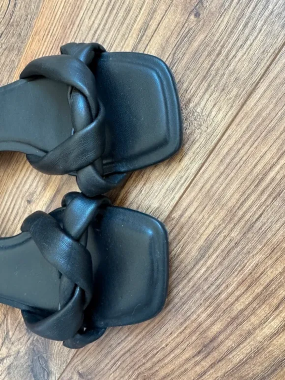 Schwarze Ledersandalen