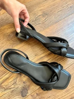 Schwarze Ledersandalen