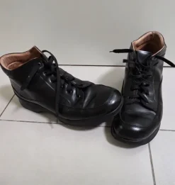 schwarze Leder-Stiefeletten Boots Schnürung und einer dicken Sohle