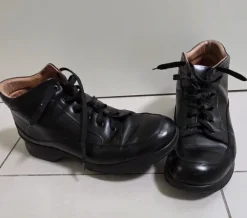 schwarze Leder-Stiefeletten Boots Schnürung und einer dicken Sohle