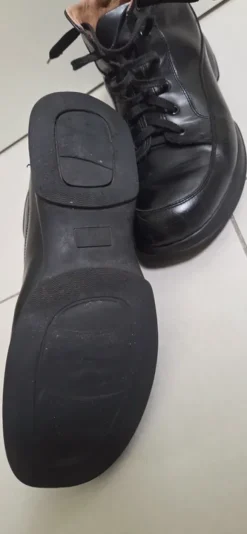 schwarze Leder-Stiefeletten Boots Schnürung und einer dicken Sohle