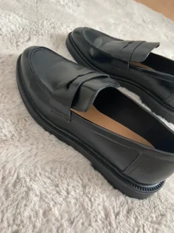 Schwarze Loafer