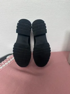 Schwarze Loafer mit derber Sohle