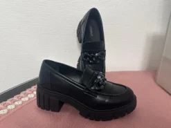 Schwarze Loafer mit derber Sohle
