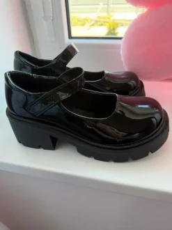 Schwarze Mary Jane Style Schuhe