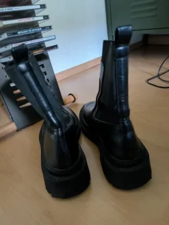 schwarze MNG Boots