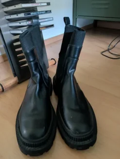 schwarze MNG Boots