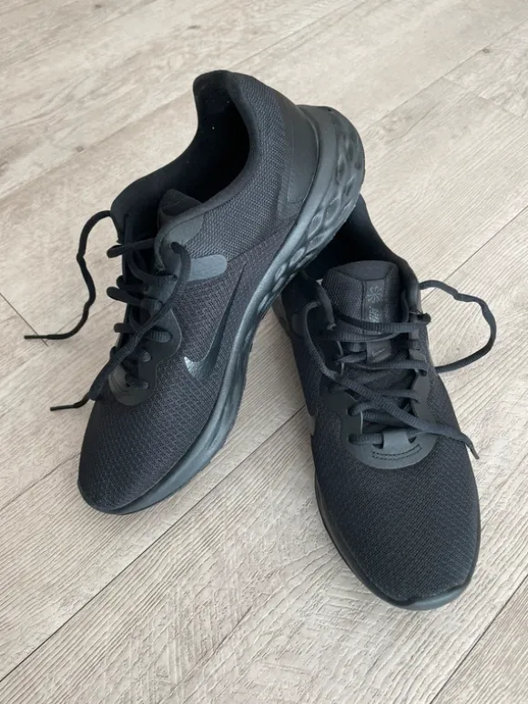 Schwarze Nike Sportschuhe