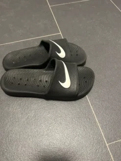 Schwarze Nikeletten in Größe 42