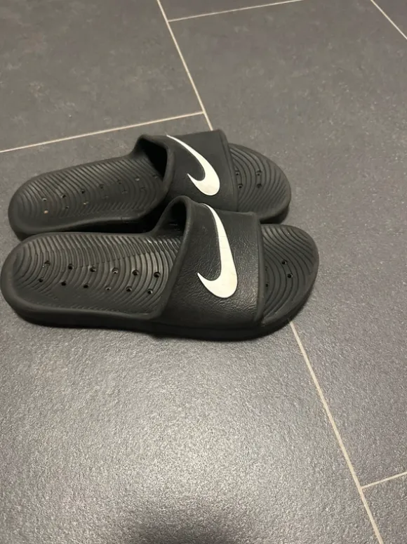 Schwarze Nikeletten in Größe 42