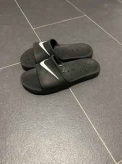 Schwarze Nikeletten in Größe 42