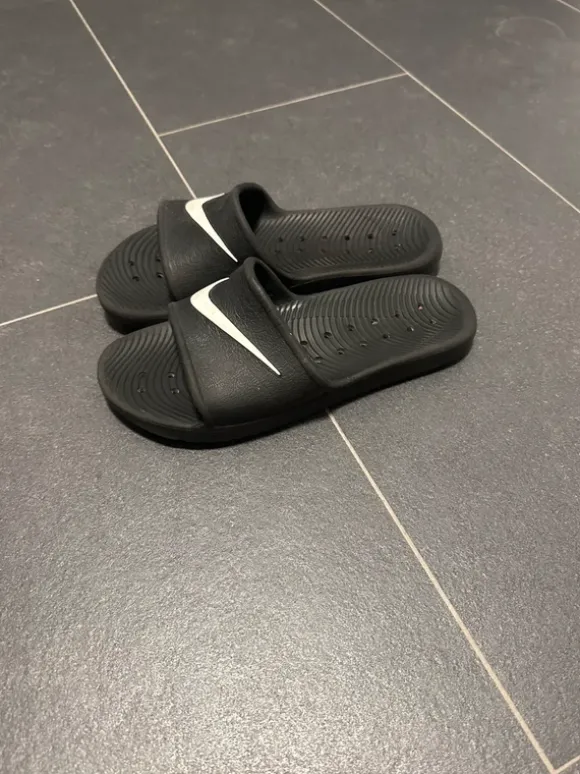 Schwarze Nikeletten in Größe 42