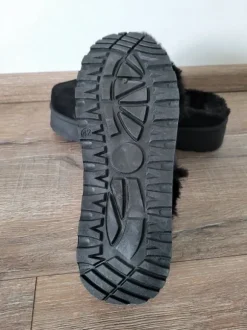 Schwarze Plateau Hausschuh Slipper Gr. 42 NEU