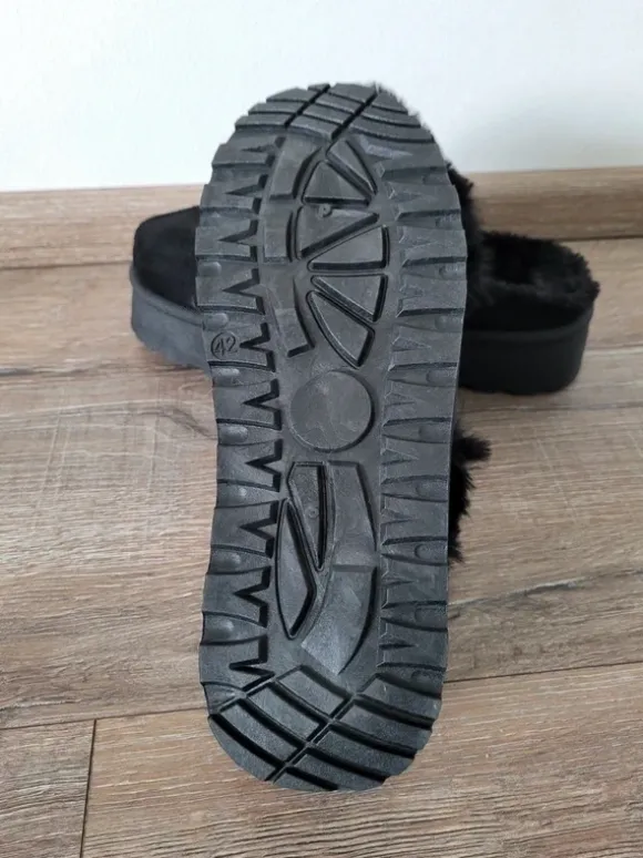 Schwarze Plateau Hausschuh Slipper Gr. 42 NEU