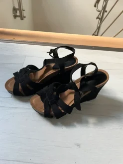 Schwarze Plateausandalen